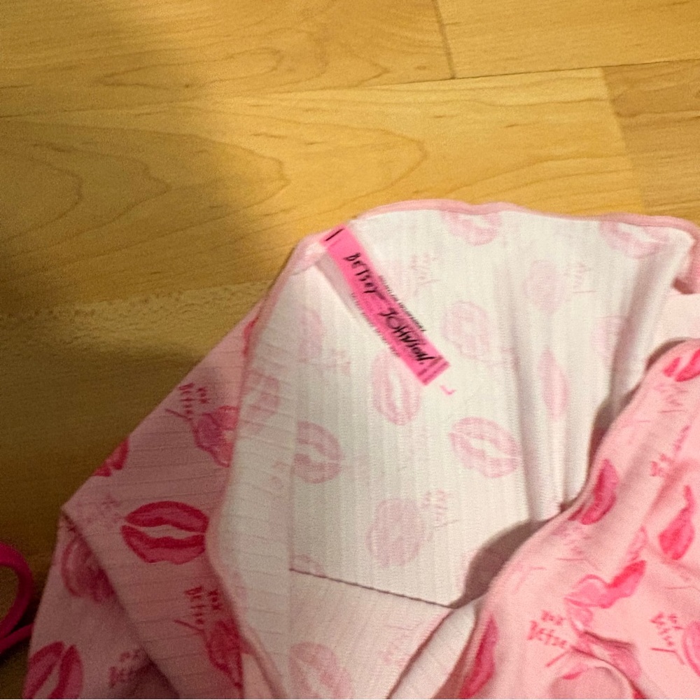 New Betsey Johnson Pink Lip-Print Bikini Set With Sarong Large - Picture 8 of 8